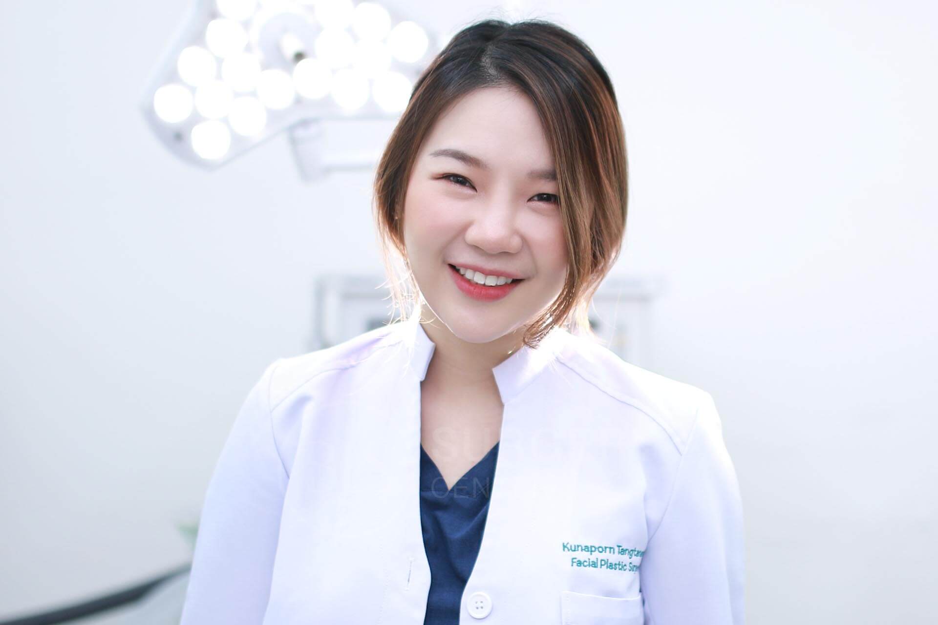 หมอบีม Facial Expert พญ.คุณาภรณ์ ตั้งธนะวัฒน์ แพทย์เฉพาะทางศัลยกรรมตกแต่งใบหน้า ประจำ BLS Surgery Center